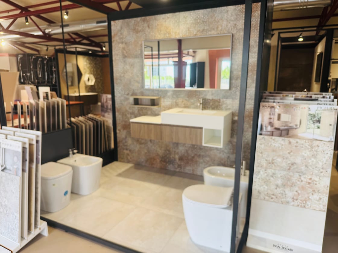 Mobile bagno, sanitari e campionari di rivestimento