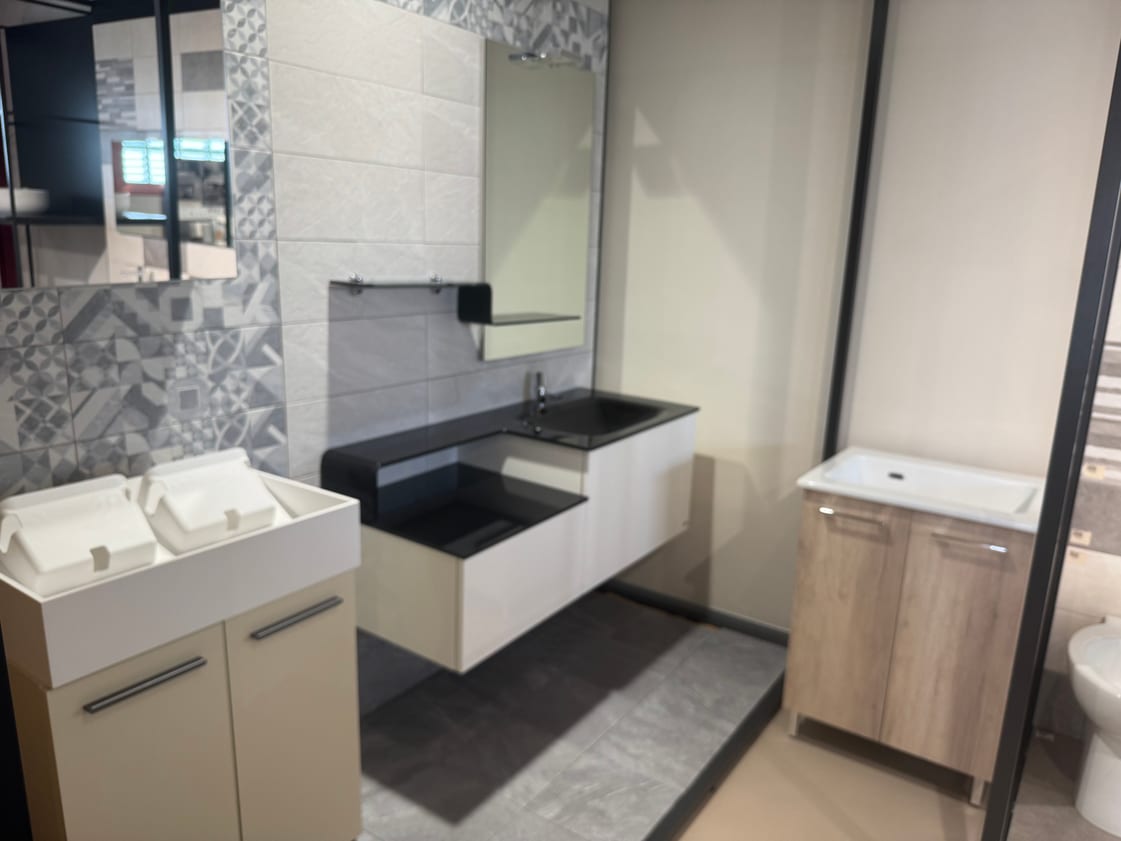I mobili bagno esposti in sala mostre